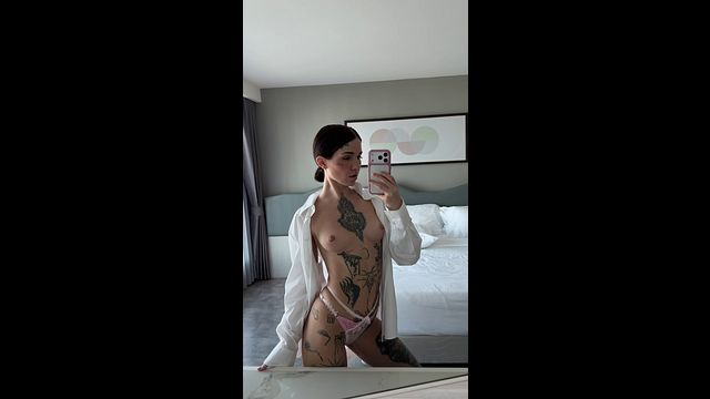 This juicy babe wants ur attention