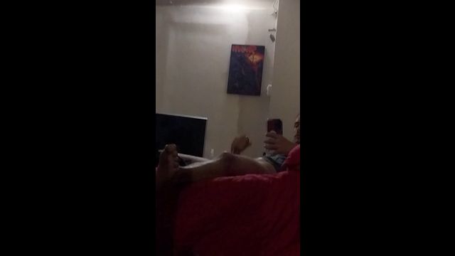Hombre gimiendo rico mientras se masturba